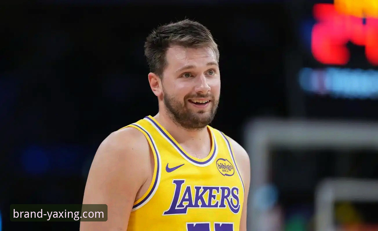 亚星客车车型大全 巨星闪耀与团队韧性:东契奇单骑闯关 vs. 湖人多点开花背后的战术博弈